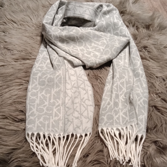 Calvin Klein scarf - Picture 8 of 8